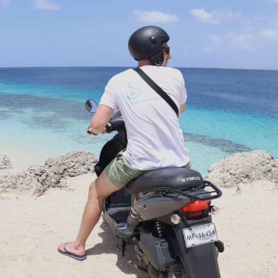 scooter bonaire stranden