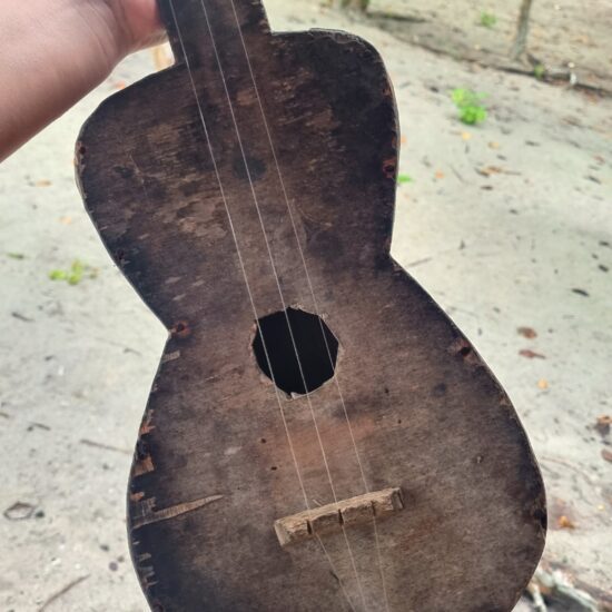 zelfgemaakte gitaar papoea