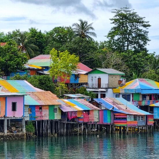 kleurrijke huisjes tual molukken